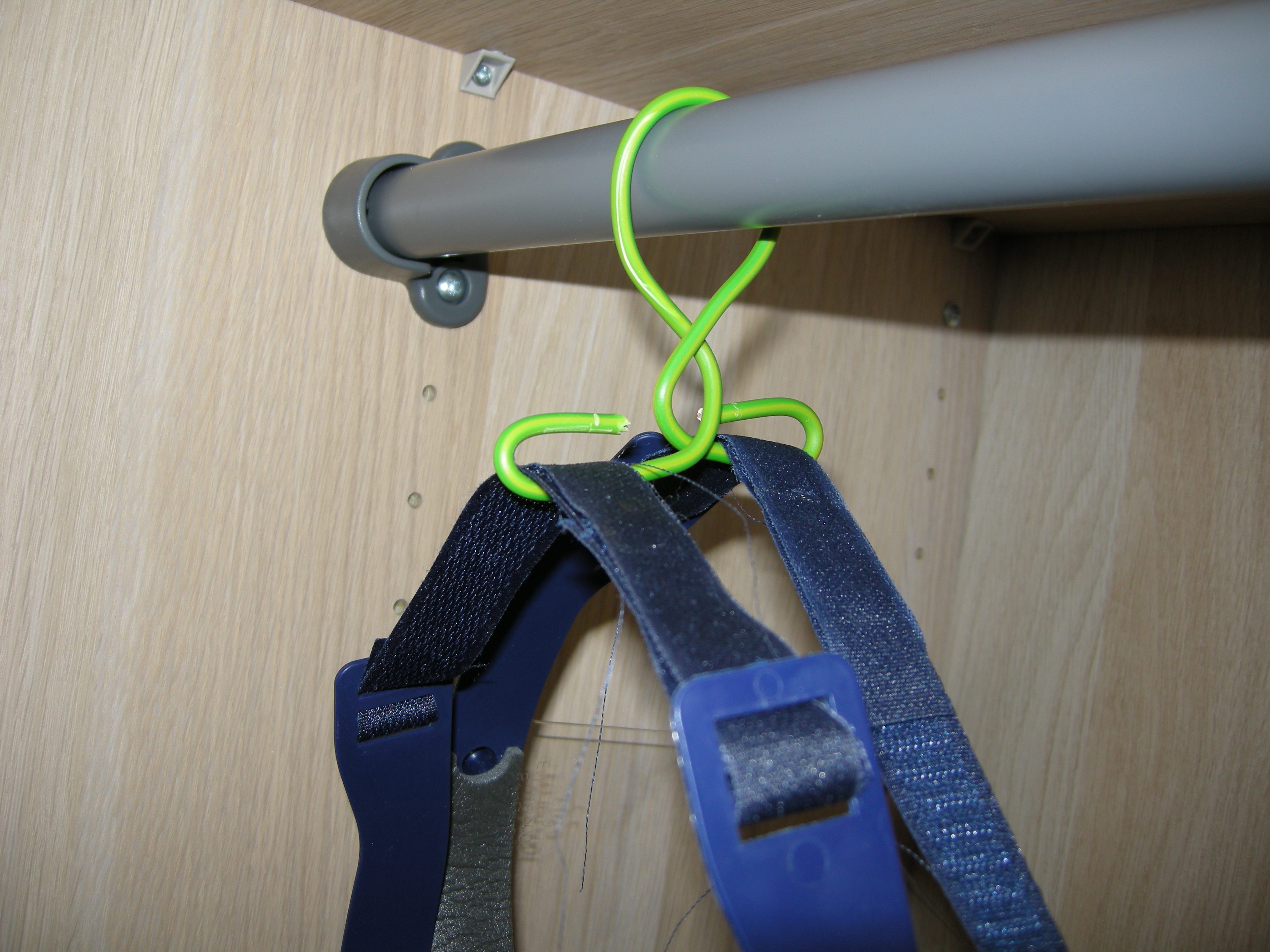 Close-up of a rack with a wire bent to hang a horizontal strap per each of both sides and accomodate the rack in the middle