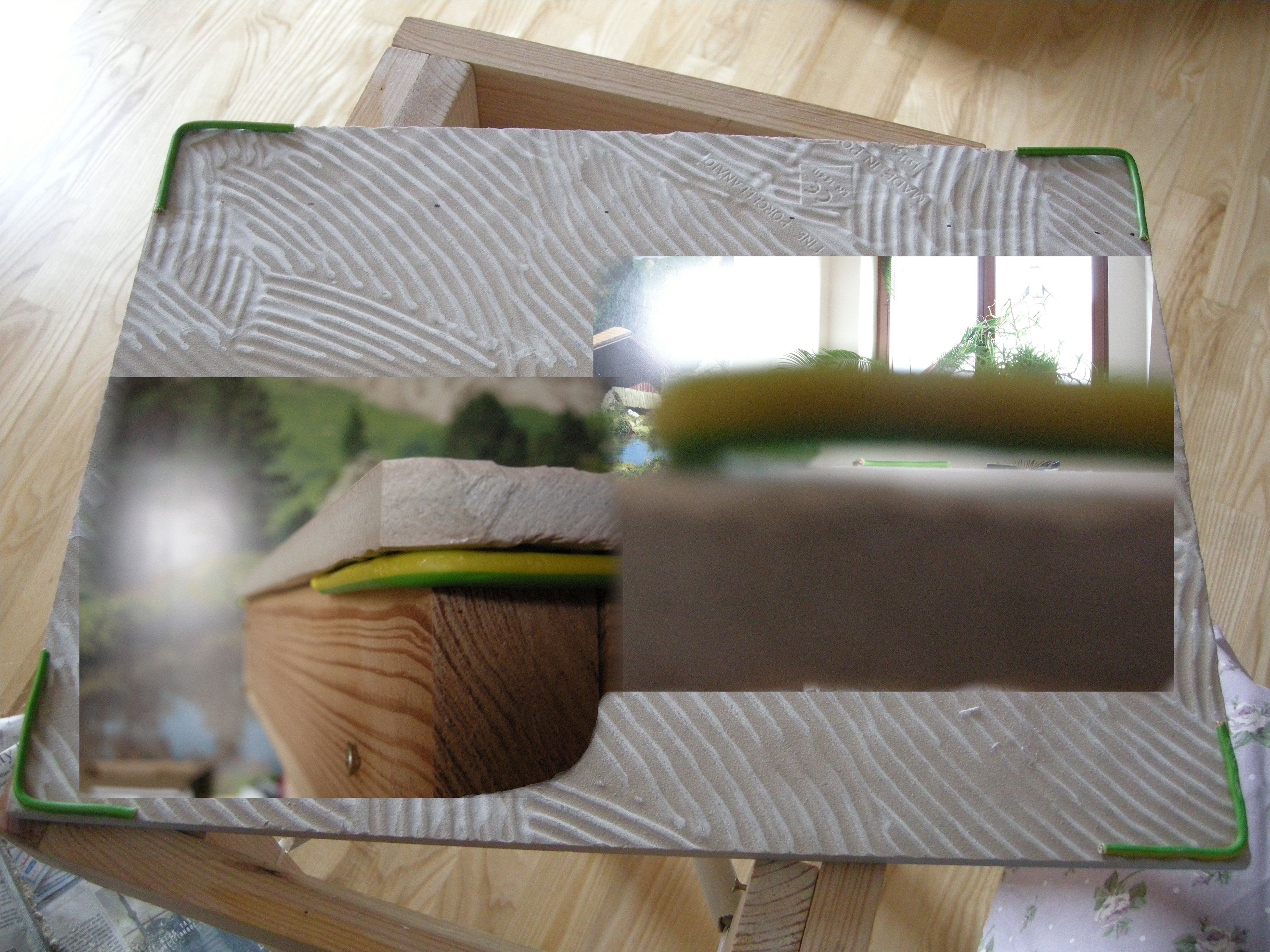 Same setup as in Fig. 14, but the corners are now placed at the tile corners and glued there, in the tile center a photomontage of, on the left, photo down the side of the frame with the top mounted, to the right, photo through under one of the corners after glueing