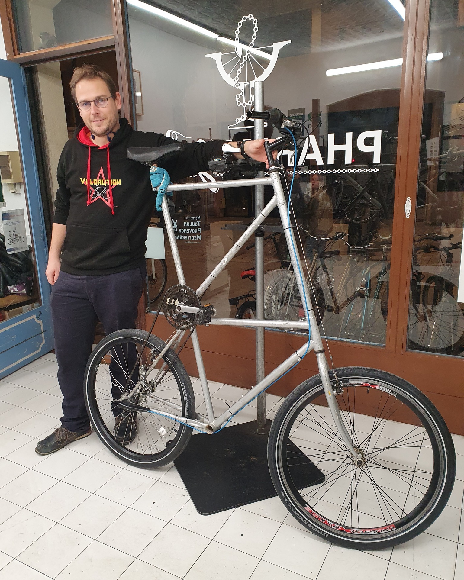 daan standing next to a tallbike